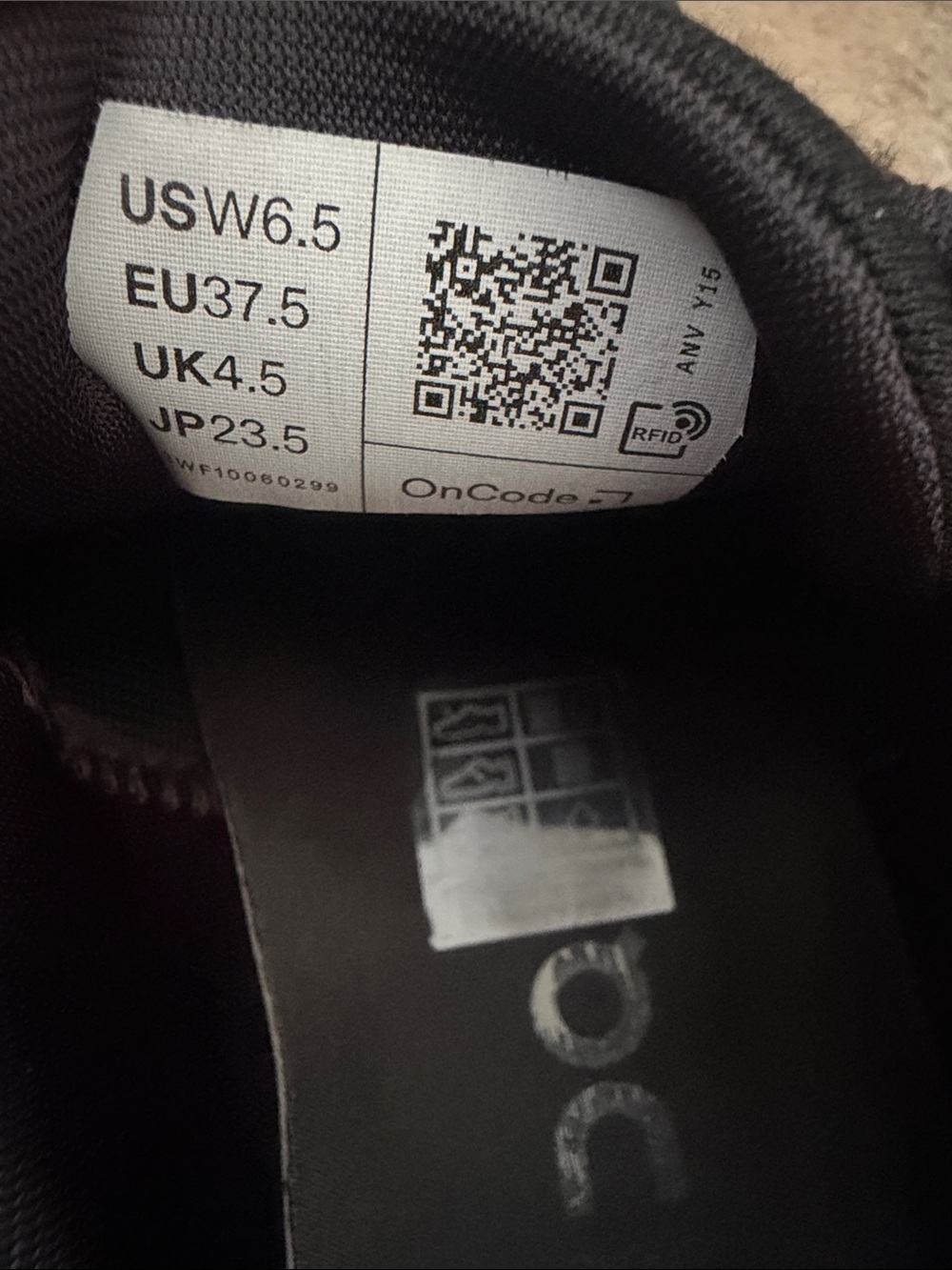 On Running Black and White women’s  Cloud-style Running Shoes - Picture 5 of 5